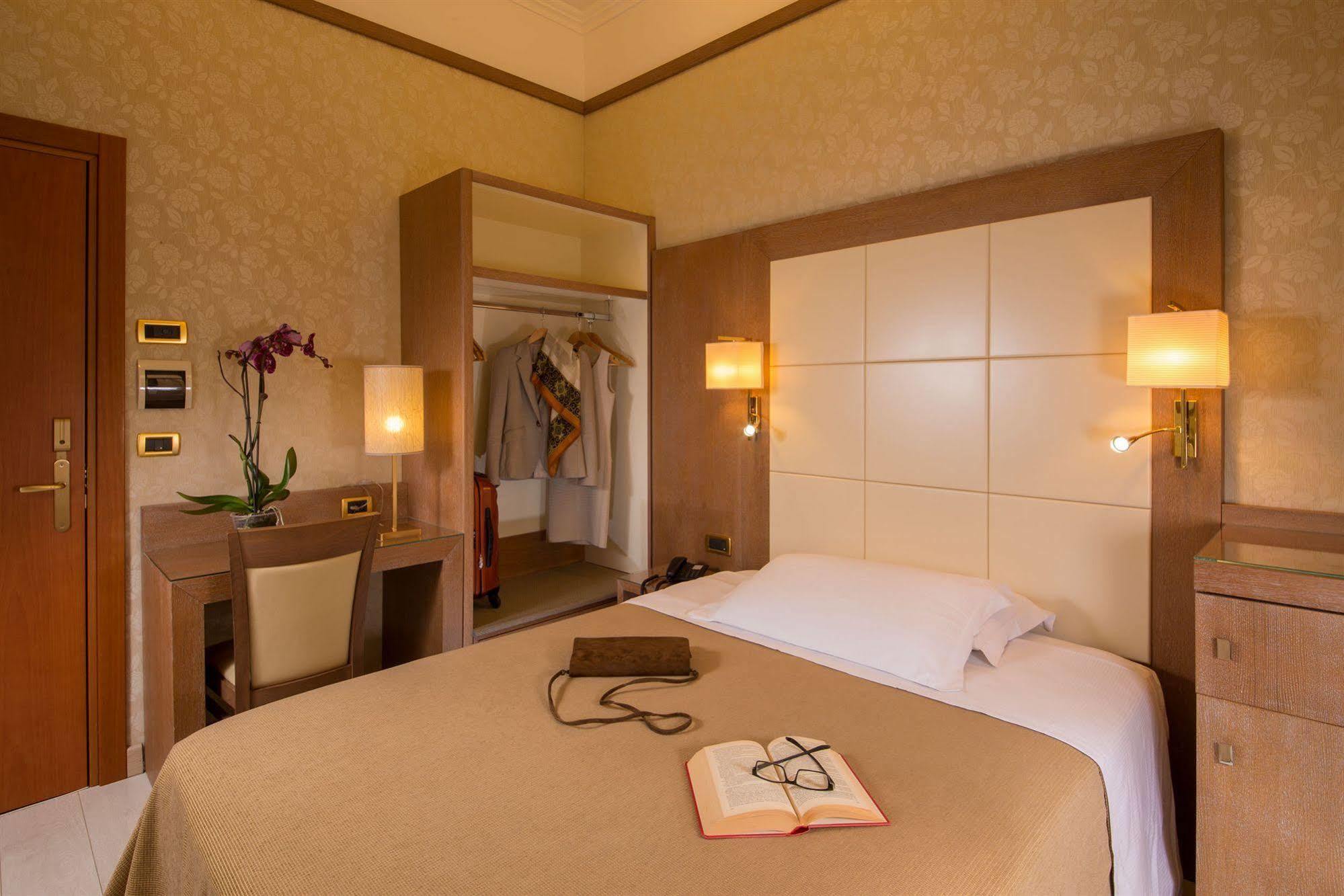 Hotel Ranieri ローマ エクステリア 写真