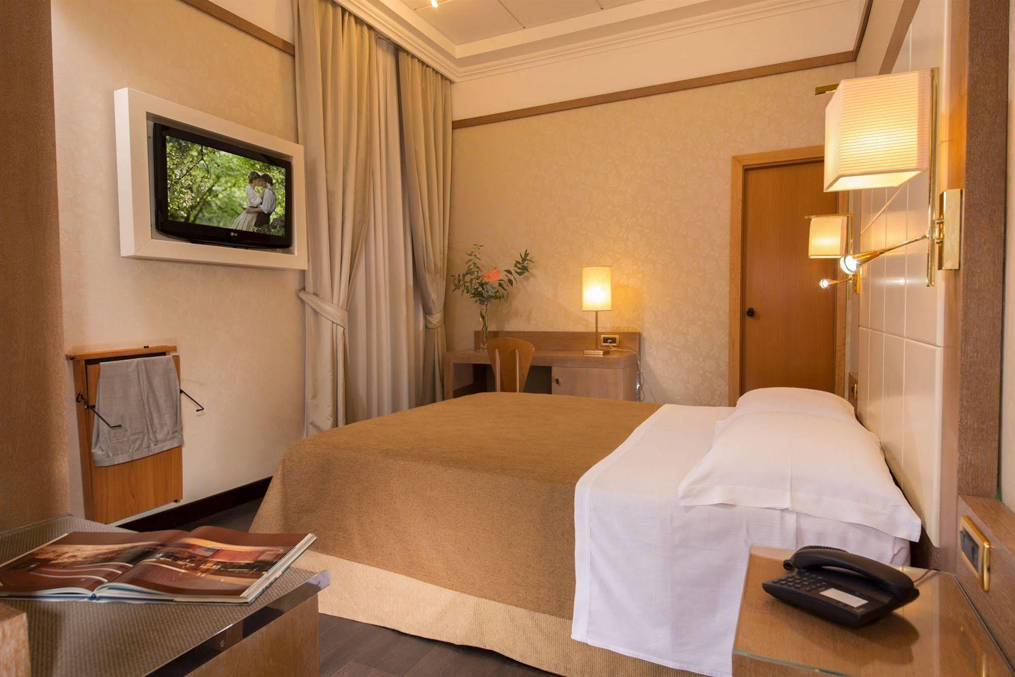 Hotel Ranieri ローマ エクステリア 写真
